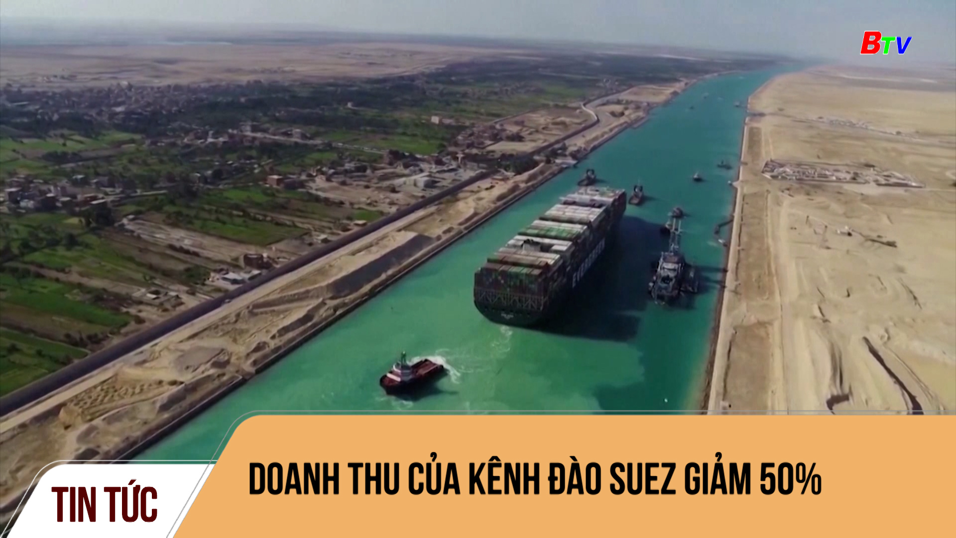 Doanh thu của kênh đào Suez giảm 50%
